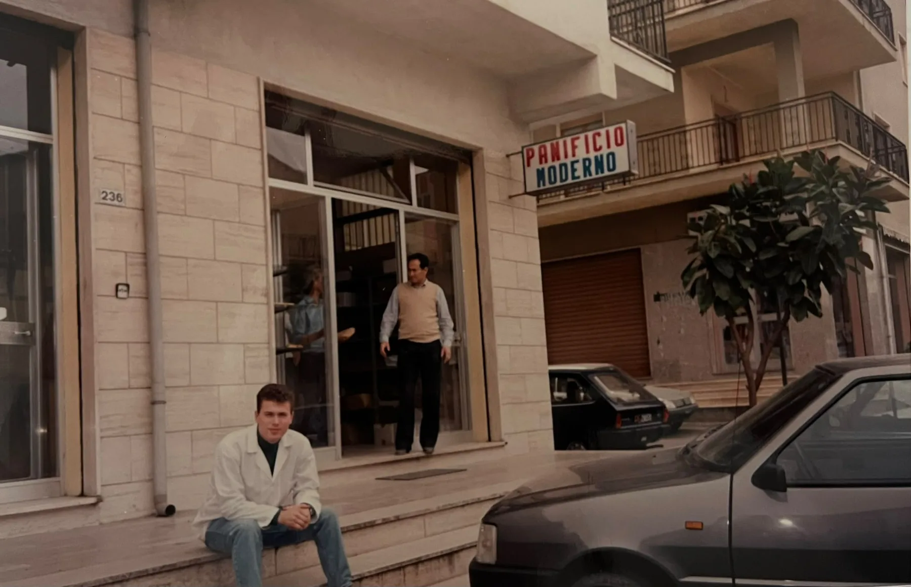 Il panificio com'era un tempo, con l'insegna Panificio Moderno